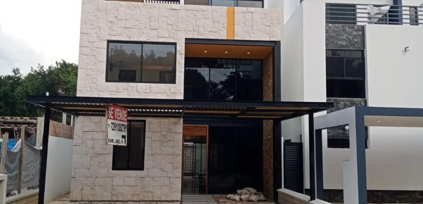 Casa con alberca y roof garden en Residencial Aqua, Cancún