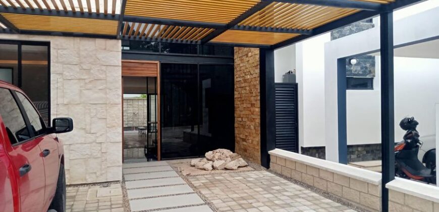 Casa con alberca y roof garden en Residencial Aqua, Cancún