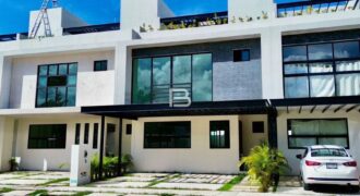 Casa de tres niveles con jacuzzi en Residencial Arbolada, Cancún