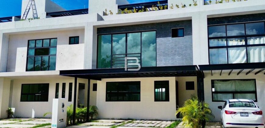 Casa de tres niveles con jacuzzi en Residencial Arbolada, Cancún
