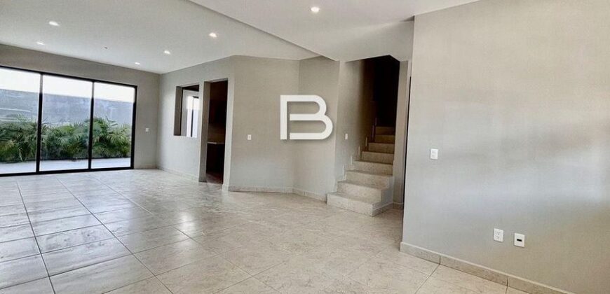 Casa de tres niveles con jacuzzi en Residencial Arbolada, Cancún