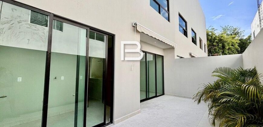 Casa de tres niveles con jacuzzi en Residencial Arbolada, Cancún
