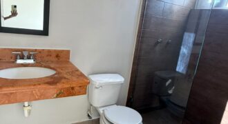 Casa en venta en Villas Toscana, Cancún, frente al parque Kabah