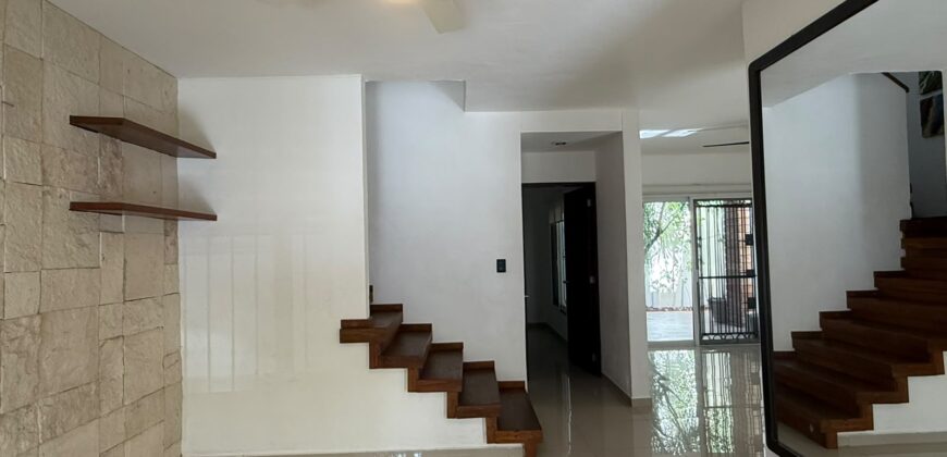 Casa en venta en Villas Toscana, Cancún, frente al parque Kabah