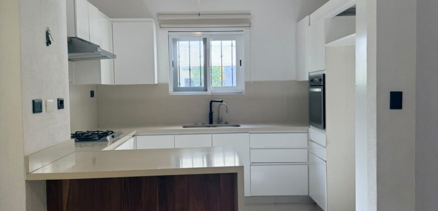 Casa en venta en Villas Toscana, Cancún, frente al parque Kabah