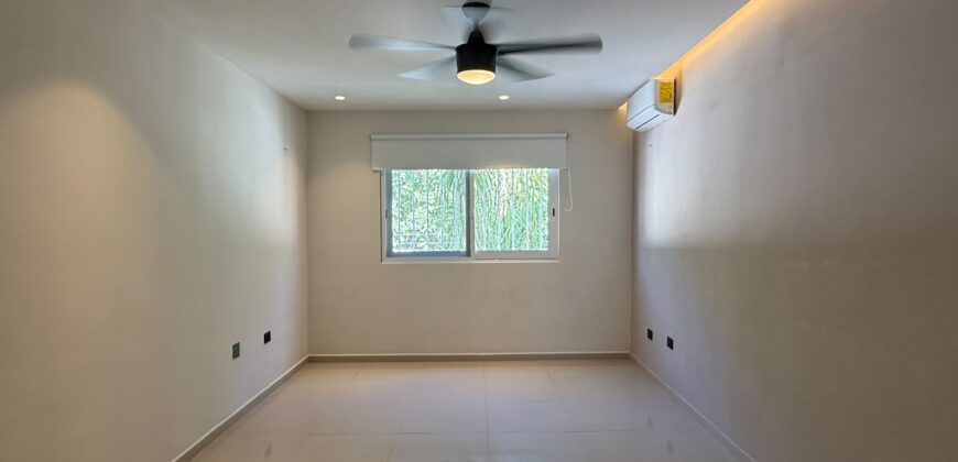 Casa en venta en Villas Toscana, Cancún, frente al parque Kabah