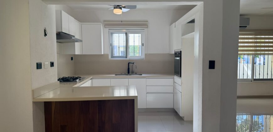 Casa en venta en Villas Toscana, Cancún, frente al parque Kabah