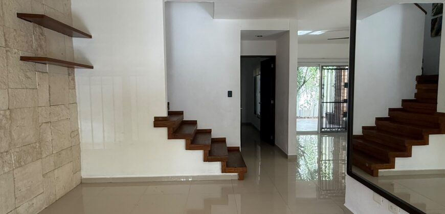 Casa en venta en Villas Toscana, Cancún, frente al parque Kabah