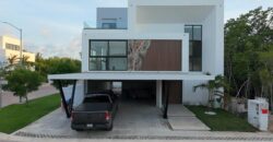 Casa de cinco recámaras en venta en Vía Cumbres, Cancún