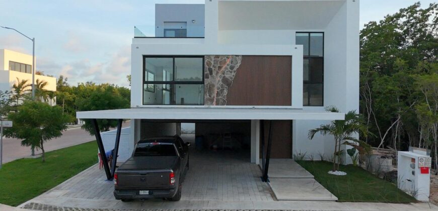 Casa de cinco recámaras en venta en Vía Cumbres, Cancún